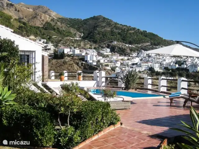 Casa El Encuentro en España, Andalucía, Canillas de Aceituno - villa Hermosa vista sobre el pueblo blanco de Canillas de Aceituno.