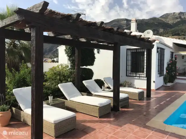 Casa El Encuentro en España, Andalucía, Canillas de Aceituno - villa En las cómodas tumbonas se puede disfrutar de la hermosa vista.