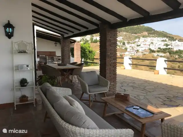 Casa El Encuentro en España, Andalucía, Canillas de Aceituno - villa Terraza cubierta donde se puede cenar cómodamente, también se puede desayunar aquí por la mañana con la salida del sol.