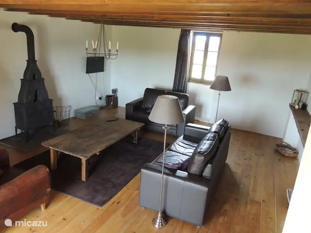 Aufenthaltsraum mit Kamin