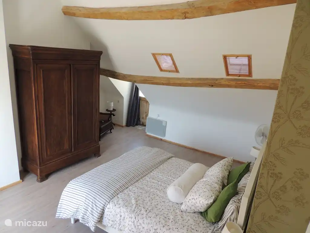 Hauptschlafzimmer mit Terrassentüren zur Terrasse