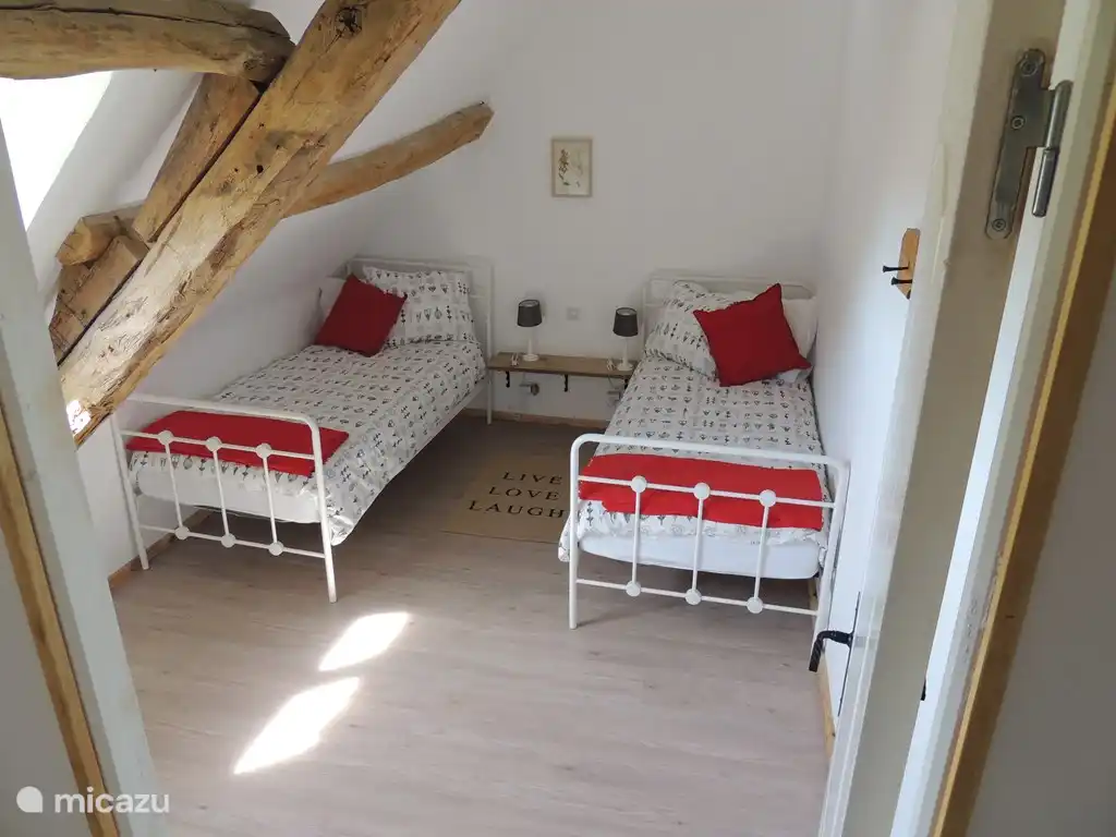 Kleines Schlafzimmer mit zwei Einzelbetten