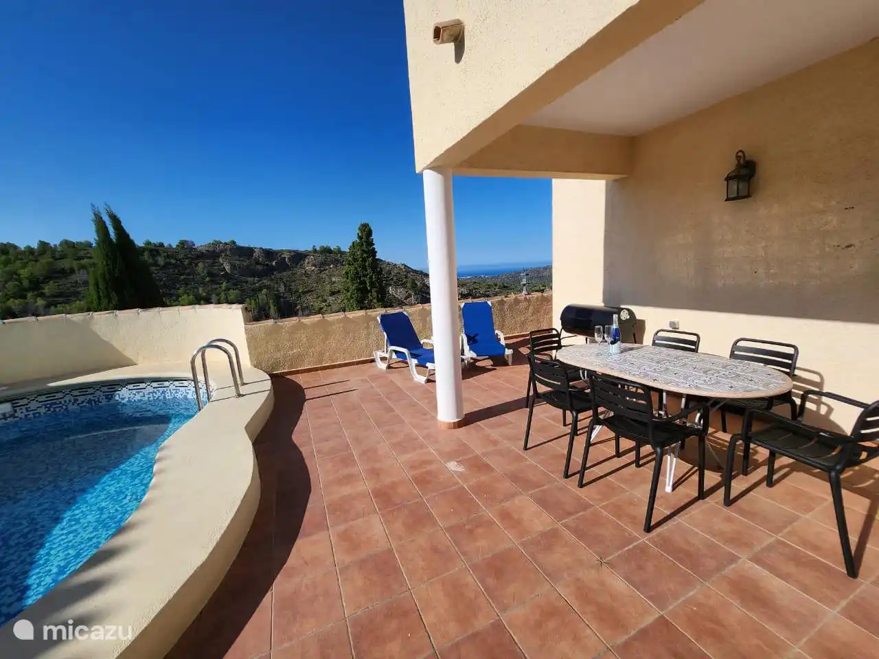 terraza de la piscina