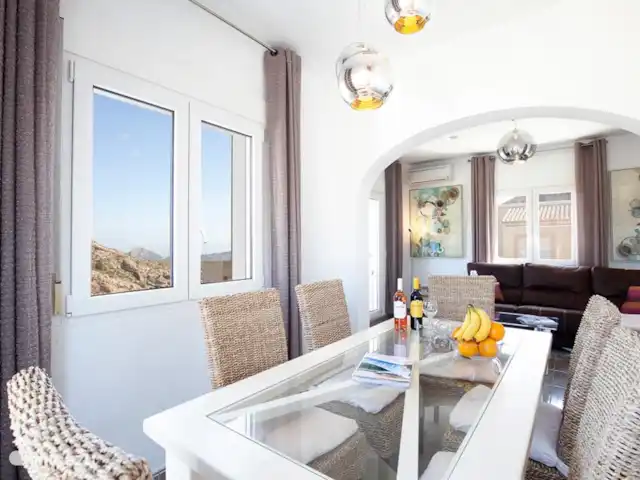 Villa Buena Vista | Espagne, Costa Blanca, Dénia - villa La lumière naturelle entre dans le salon et la salle à manger par quatre fenêtres :