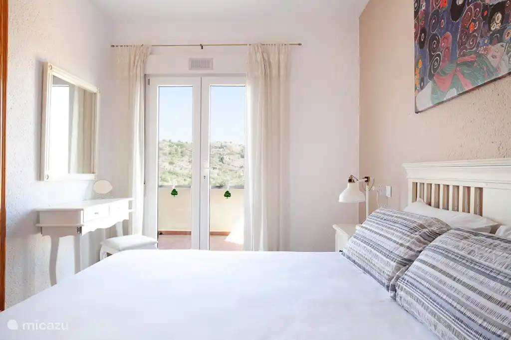 Dormitorio principal con tocador, amplio placard, arte y acceso directo a la terraza!