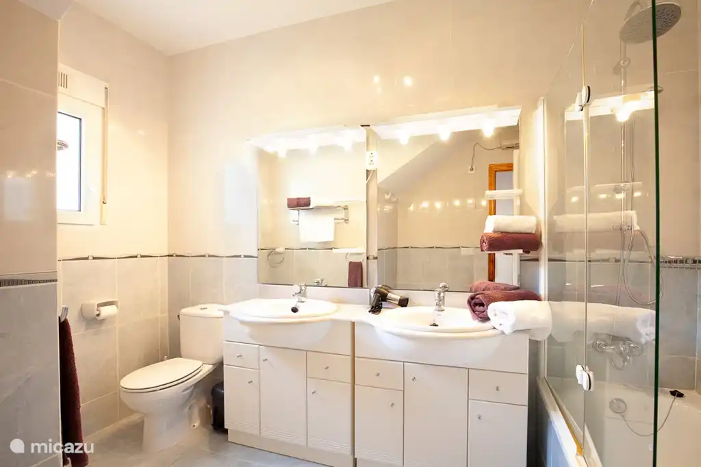 Secador de pelo, servicio de toallas y mucho más...