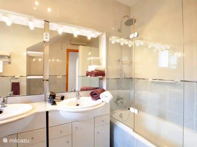 Villa Buena Vista | Espagne, Costa Blanca, Dénia - villa Salle de bain spacieuse avec double vasque et baignoire avec douche pluie