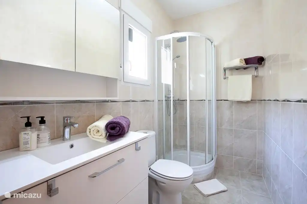 Cuarto de baño moderno con aire acondicionado y calefacción.