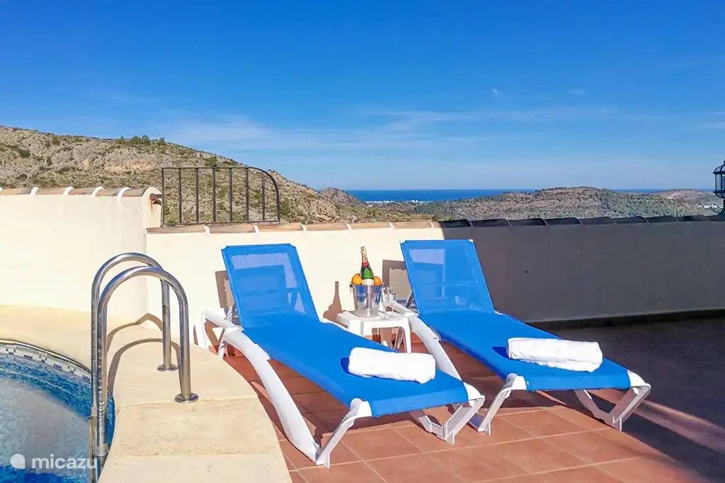 La Villa recibe vino espumoso de cortesía a su llegada.