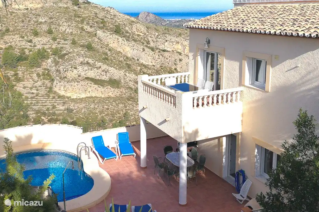 ¡Descansar a la piscina o disfrutar de la terraza o del jardín!