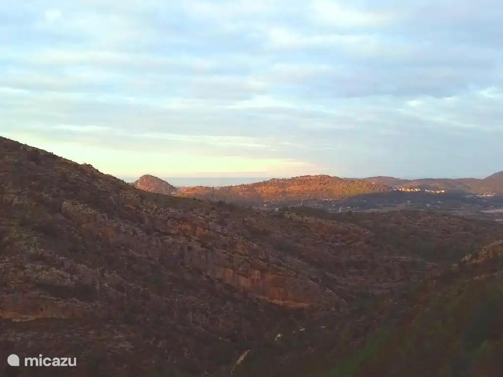 Pasea por la casa y descubre caminos y terrazas de la época de los moros.