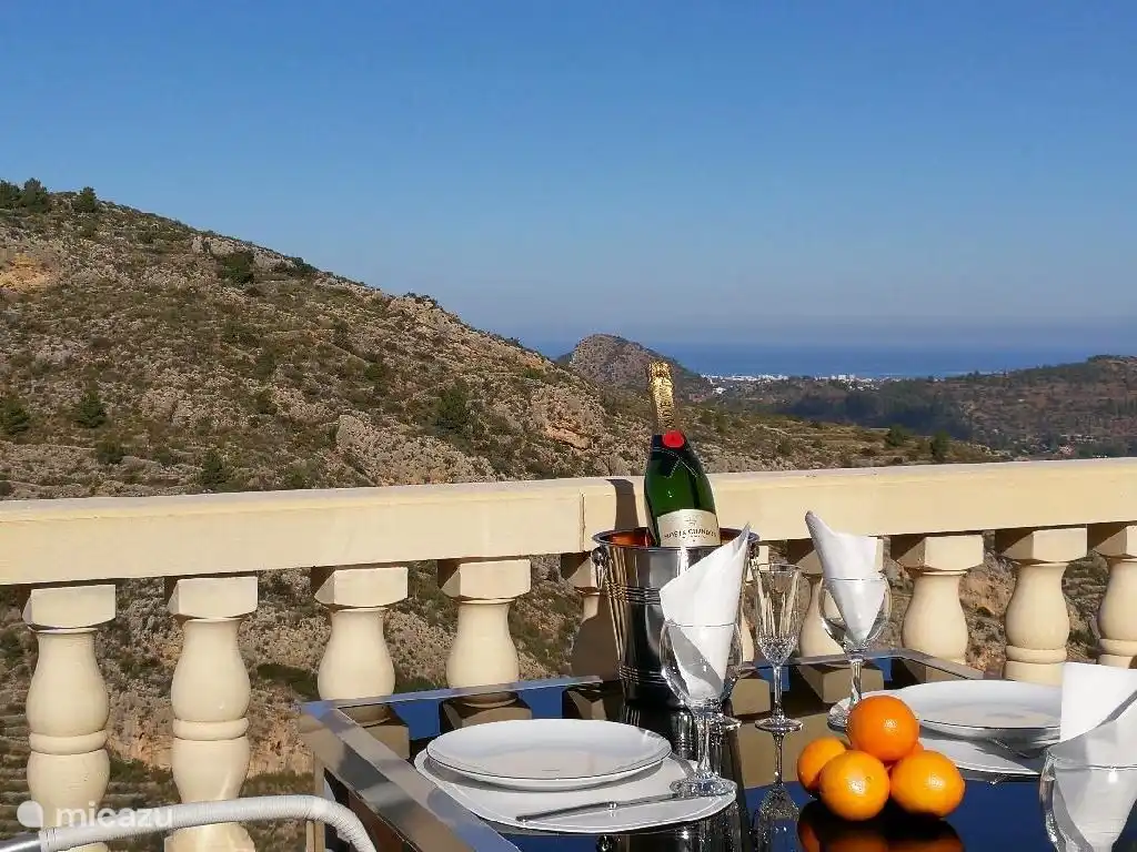 ¡Desayuna, almuerza o cena en un hermoso entorno!