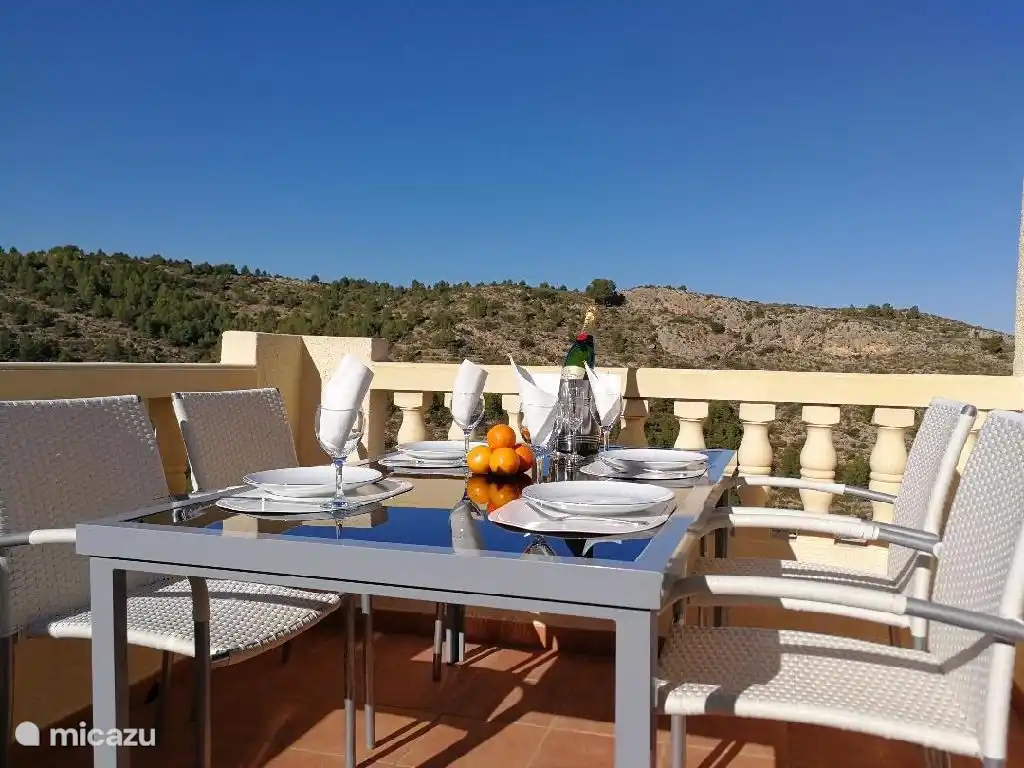 Pueden sentarse 6 personas en el interior o en la terraza, en la planta baja o en la planta baja.