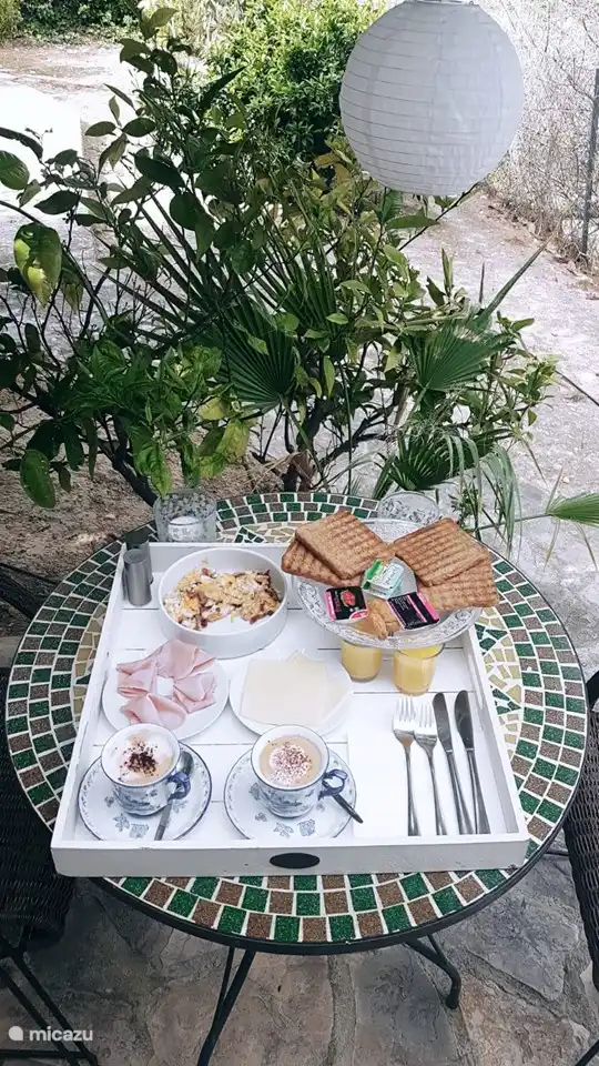 Frühstück auf der Terrasse der Wohnung