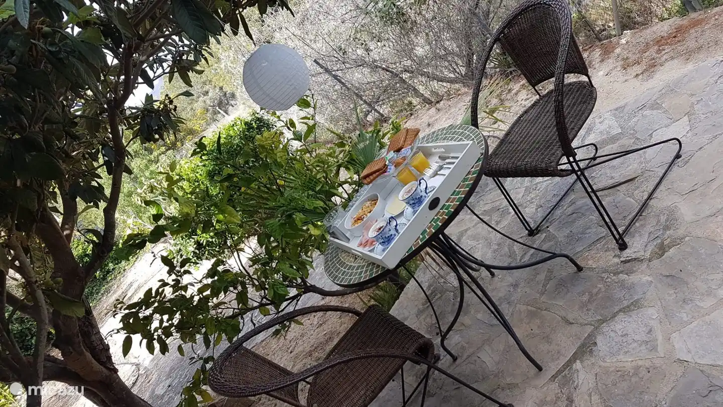 Frühstück auf der Terrasse der Wohnung