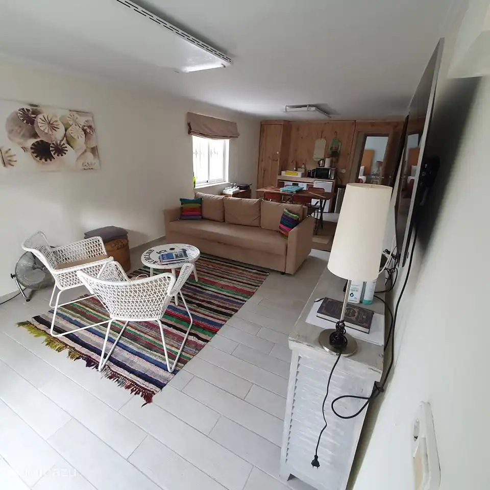 Sitz-/Schlafsofa mit IPTV, Internet, Esstisch und Kochnische