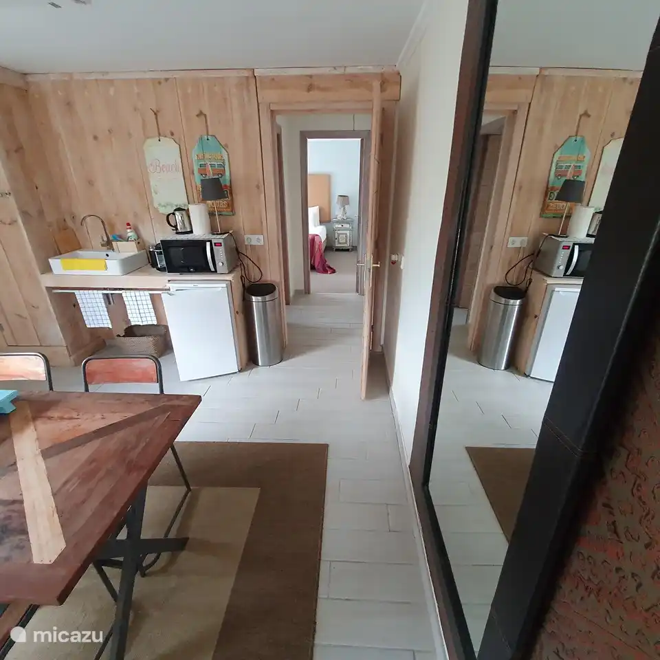 Sitz-/Schlafsofa mit IPTV, Internet, Esstisch und Kochnische