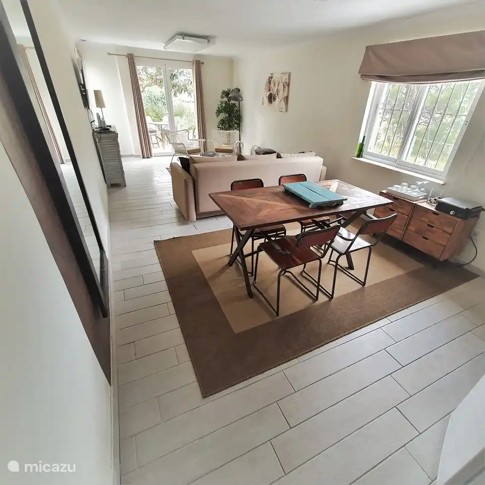 Sitz-/Schlafsofa mit IPTV, Internet, Esstisch und Kochnische