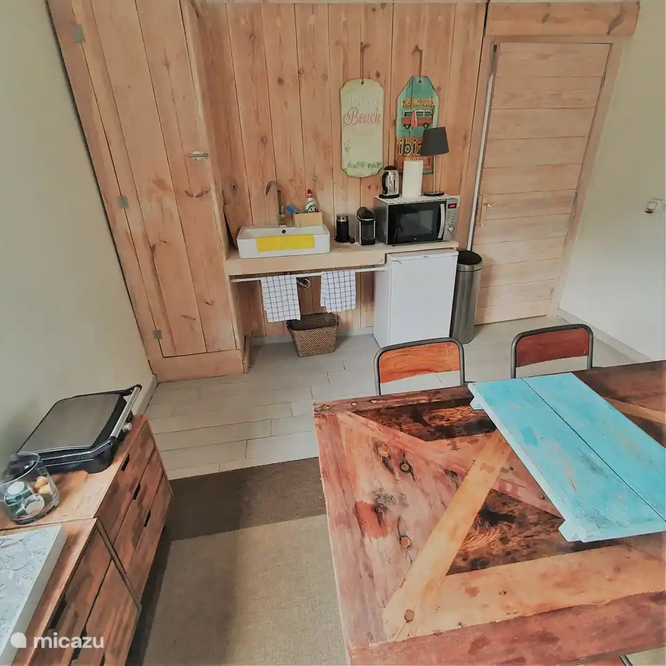 Sitz-/Schlafsofa mit IPTV, Internet, Esstisch und Kochnische