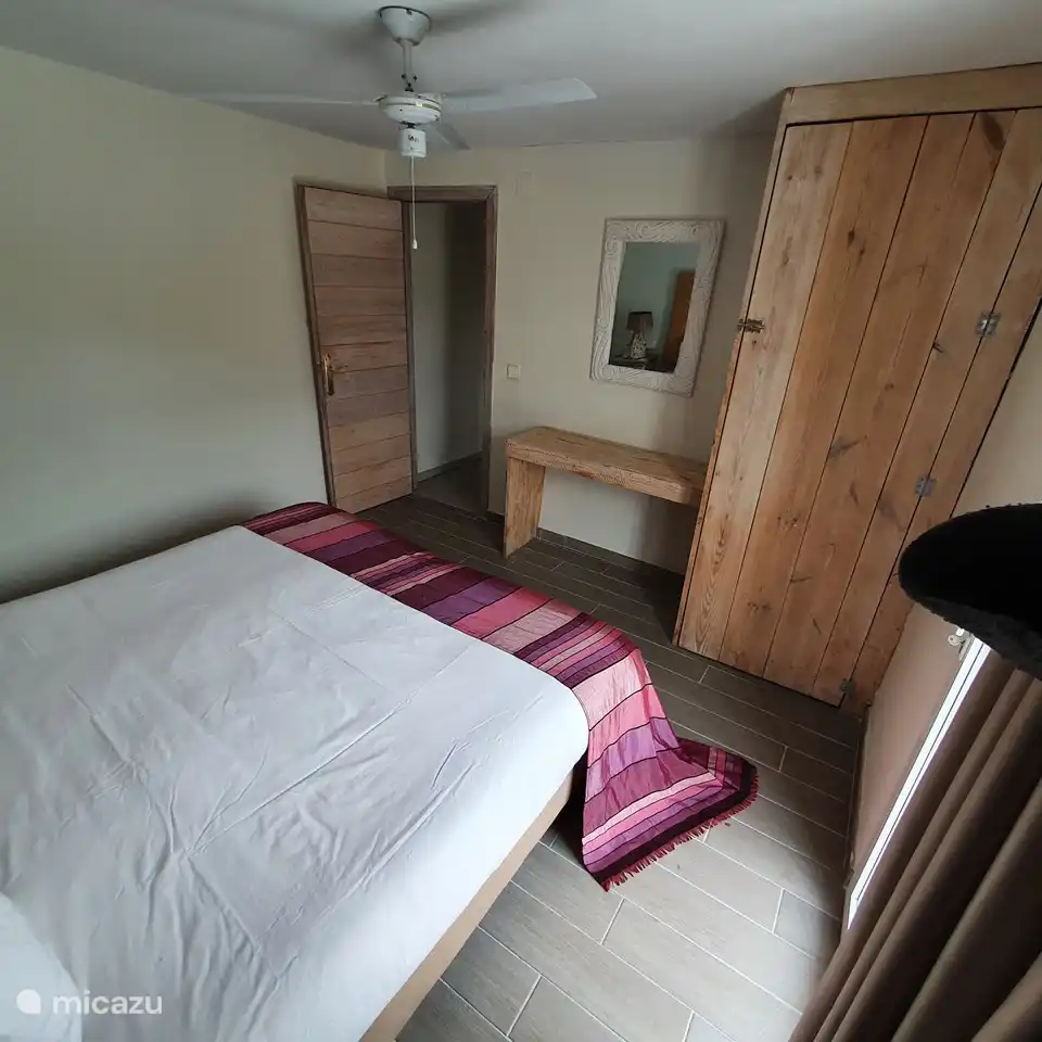 Schlafzimmer mit Kingsize-Bett, Ventilator und Klimaanlage