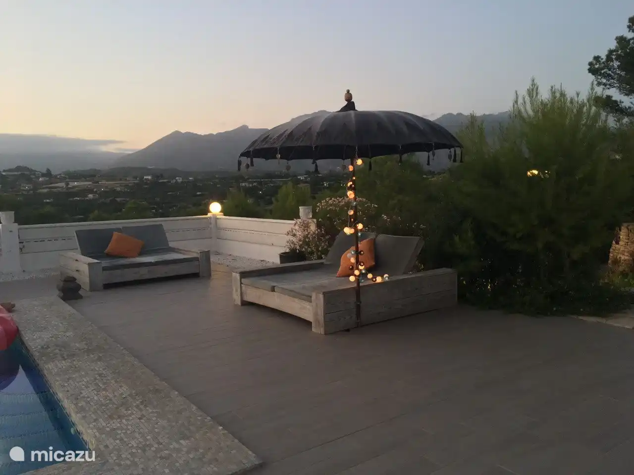 Schöne Liegen, Sonnenschirme etc.