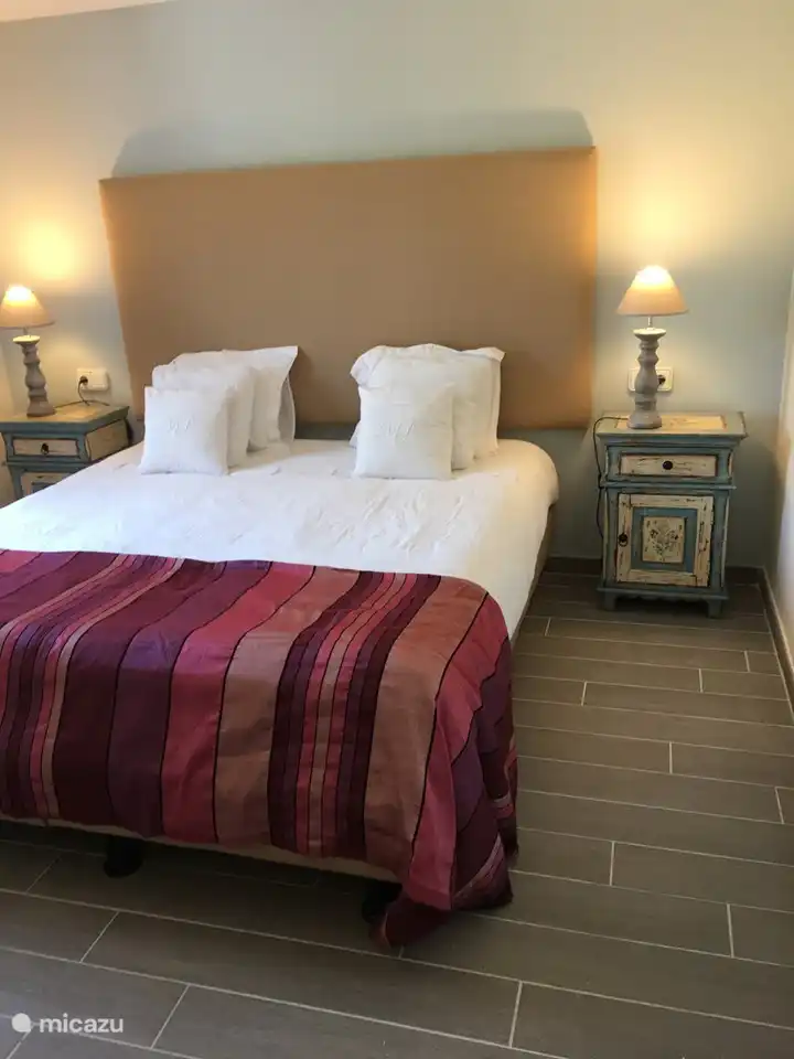 Schlafzimmer mit Kingsize-Bett, Ventilator und Klimaanlage