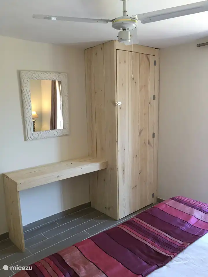 Schlafzimmer mit Kingsize-Bett, Ventilator und Klimaanlage