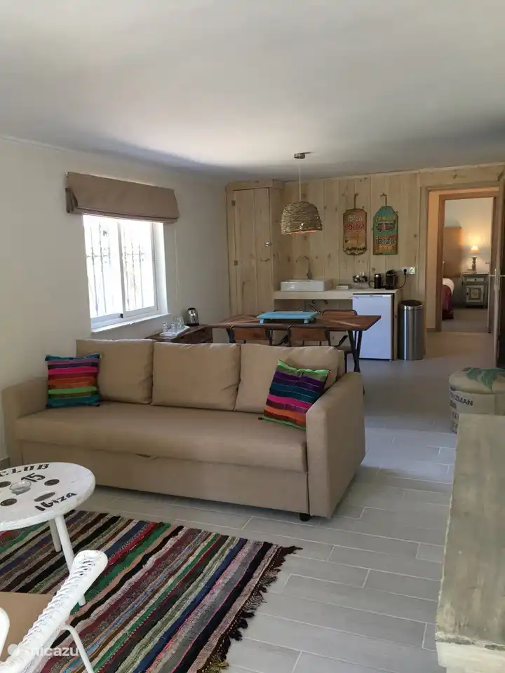 ein weiteres Foto von Wohnzimmer mit Küche und Schlafsofa