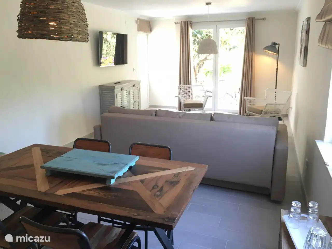 Sitz-/Schlafsofa mit IPTV, Internet, Esstisch und Kochnische