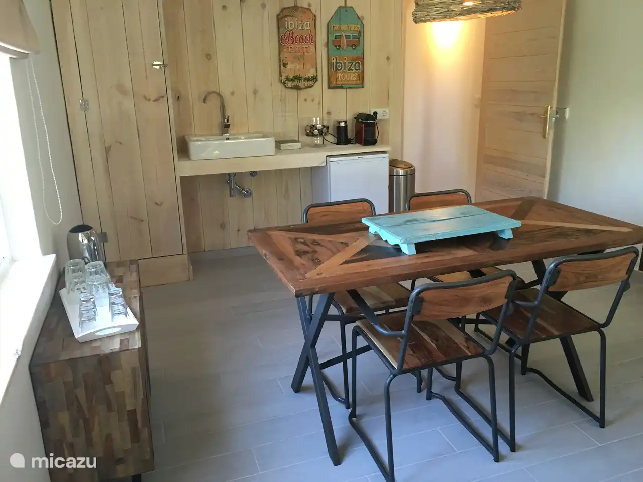 Sitz-/Schlafsofa mit IPTV, Internet, Esstisch und Kochnische