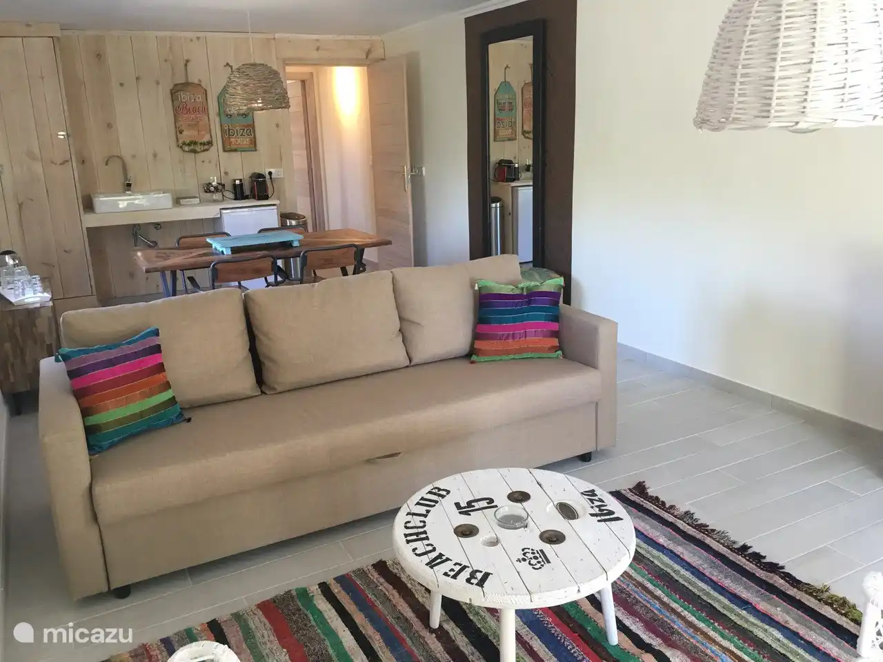 Sitz-/Schlafsofa mit IPTV, Internet, Esstisch und Kochnische