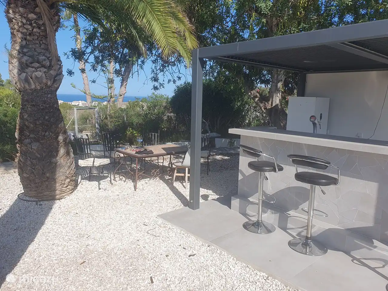 Outdoor-Bar und Zapfanlage, zu sehr günstigen Preisen können Sie Ihr eigenes frisch gezapftes Bier, Wein, Cocktail usw. genießen.
