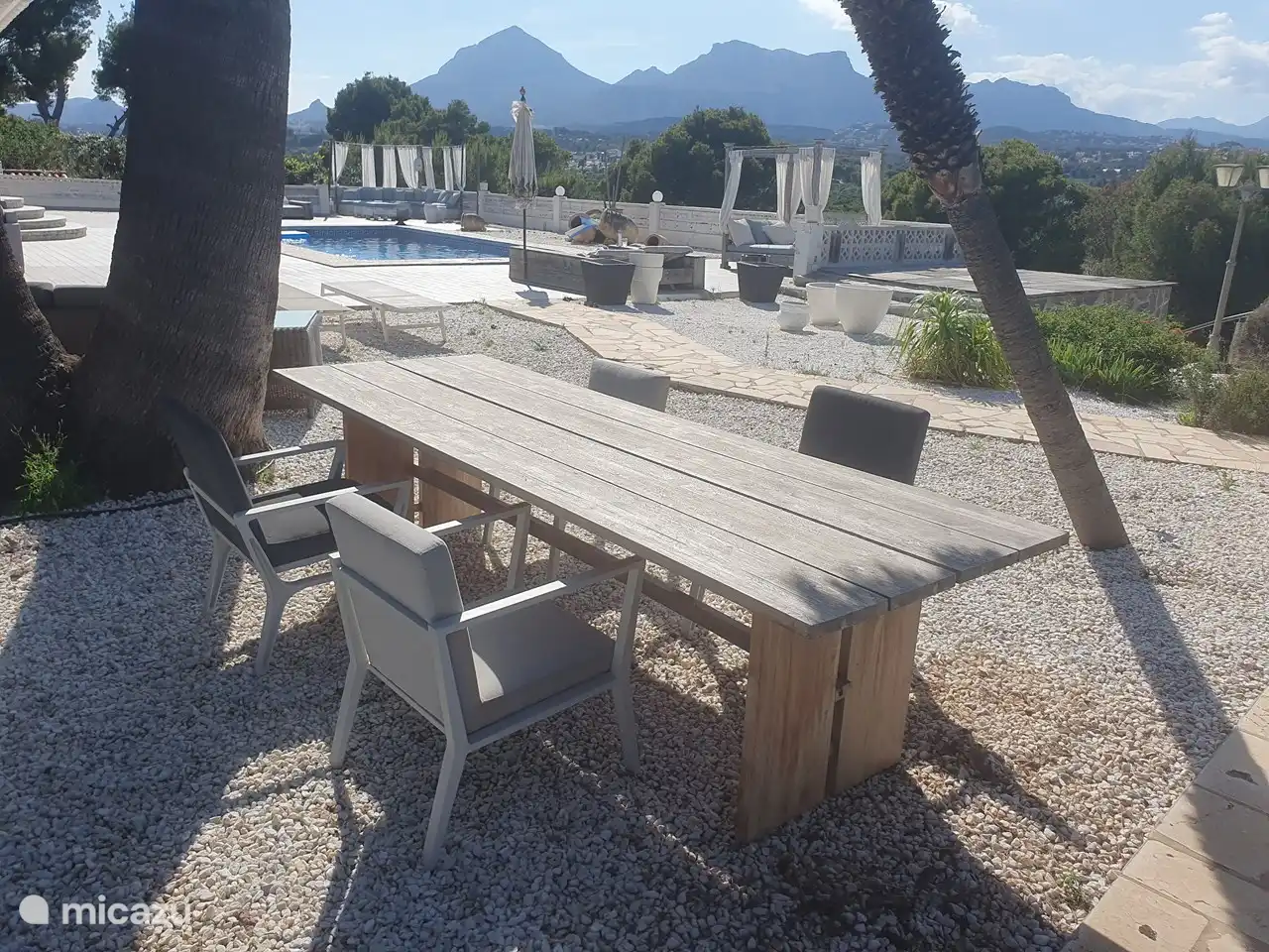 Garten mit Swimmingpool und Lounge-Ecken