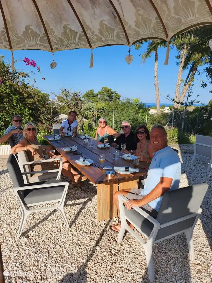 herrlich im Garten gelegen, mit Blick auf das Meer