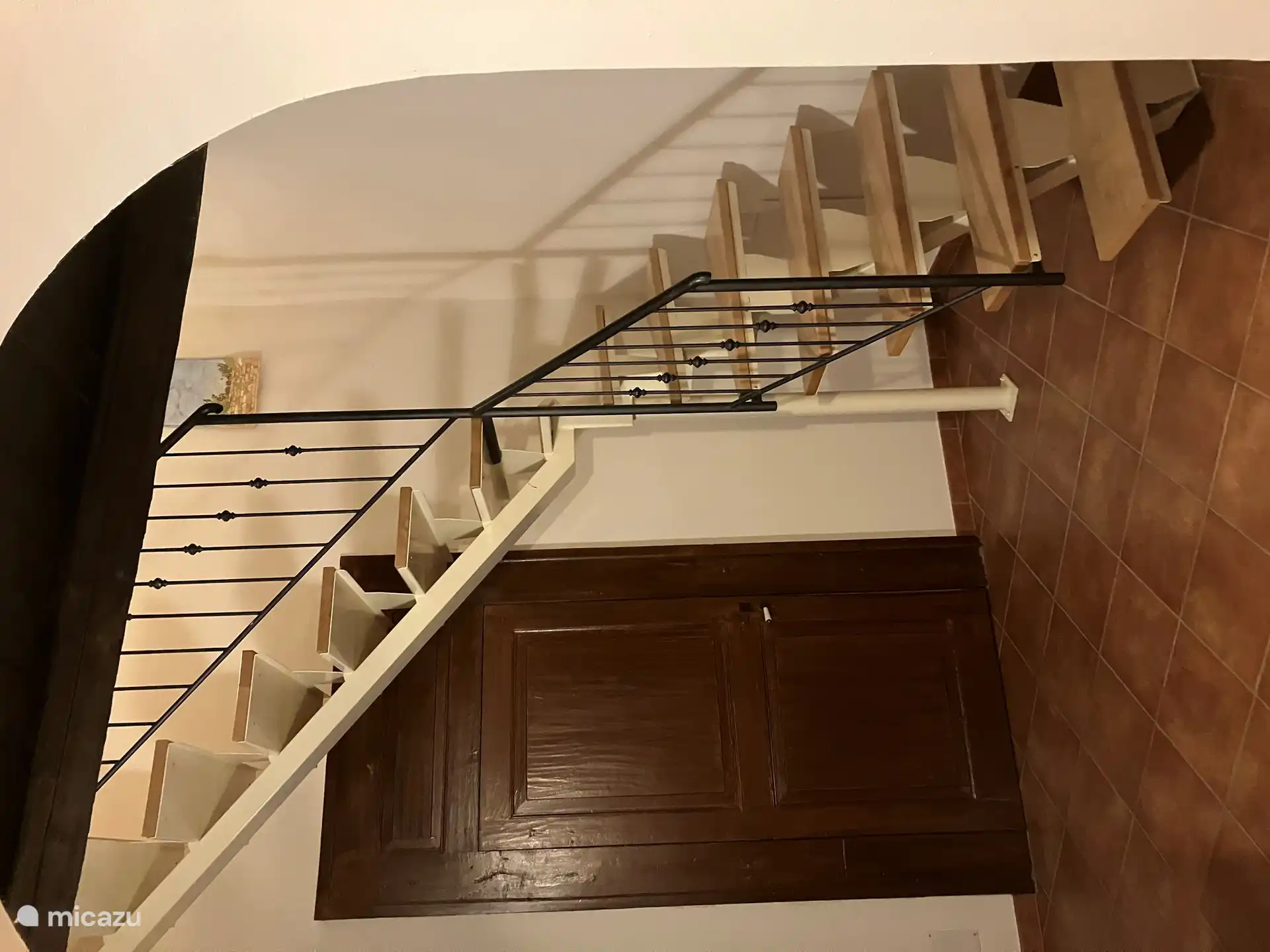 Escaleras desde el vestíbulo central hasta la terraza