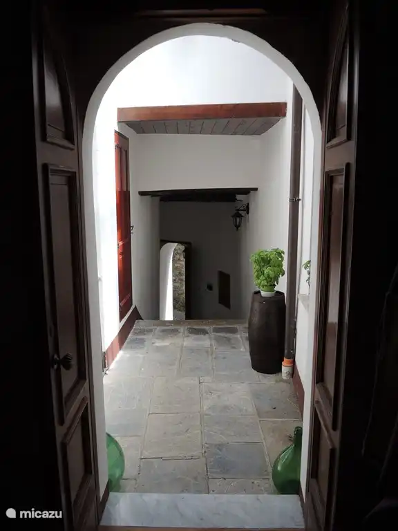 entrada privada con trastero