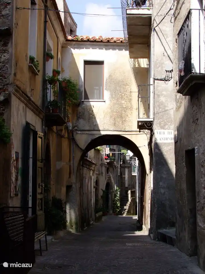 Corso Umberto, la calle principal medieval que atraviesa el pueblo
