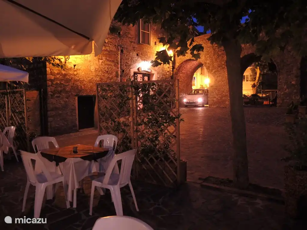 disfruta de una comida atmosférica en el centro medieval de Vibonati