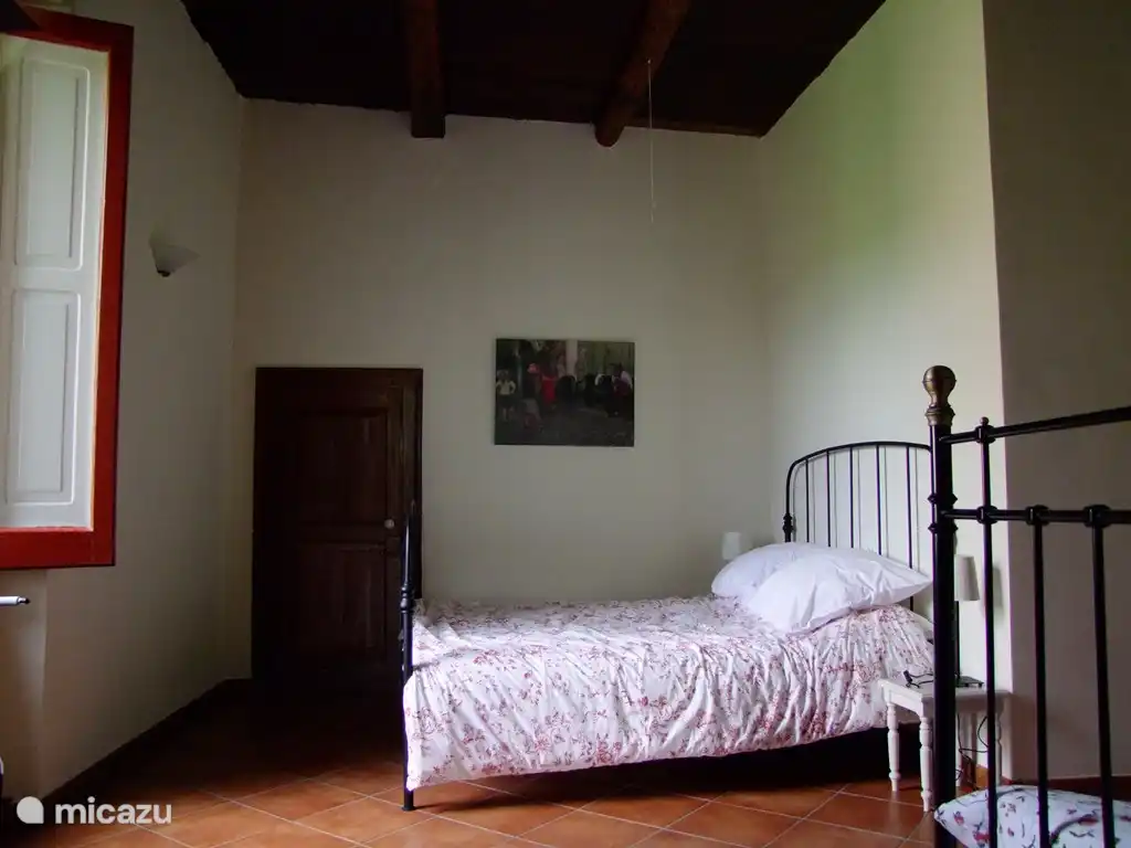 dormitorio con baño en suite