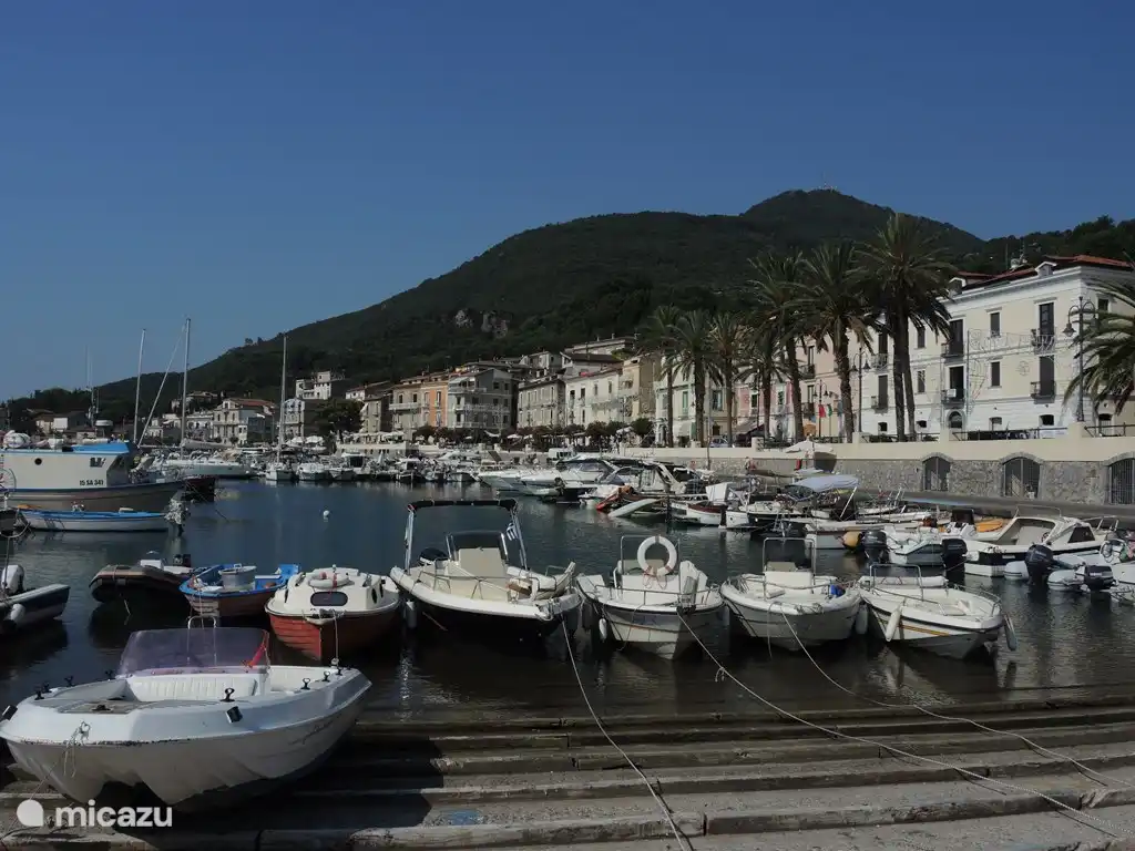 Puerto de Scario, desde donde parten los barcos lanzadera hacia las hermosas playas de la costa protegida de Masseta.