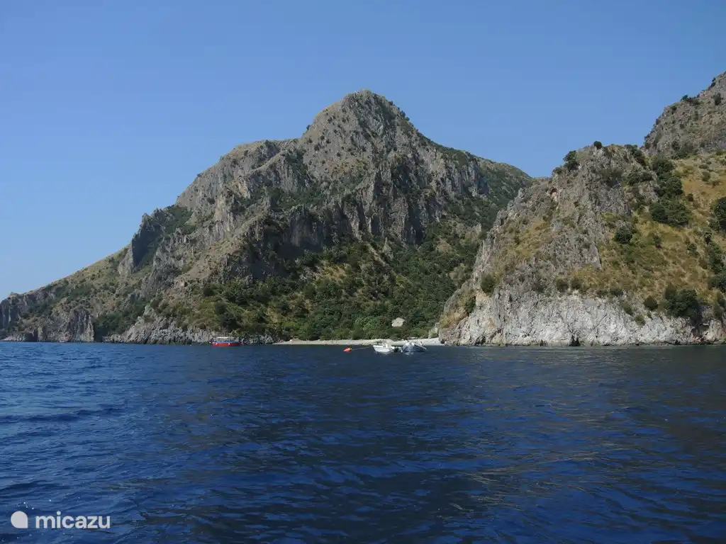 playa accesible por barcos lanzadera desde Scario