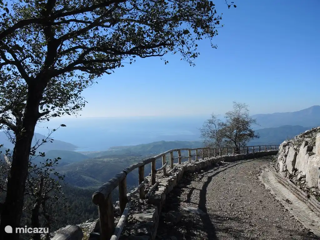 caminar hacia el interior cerca de Tortorella