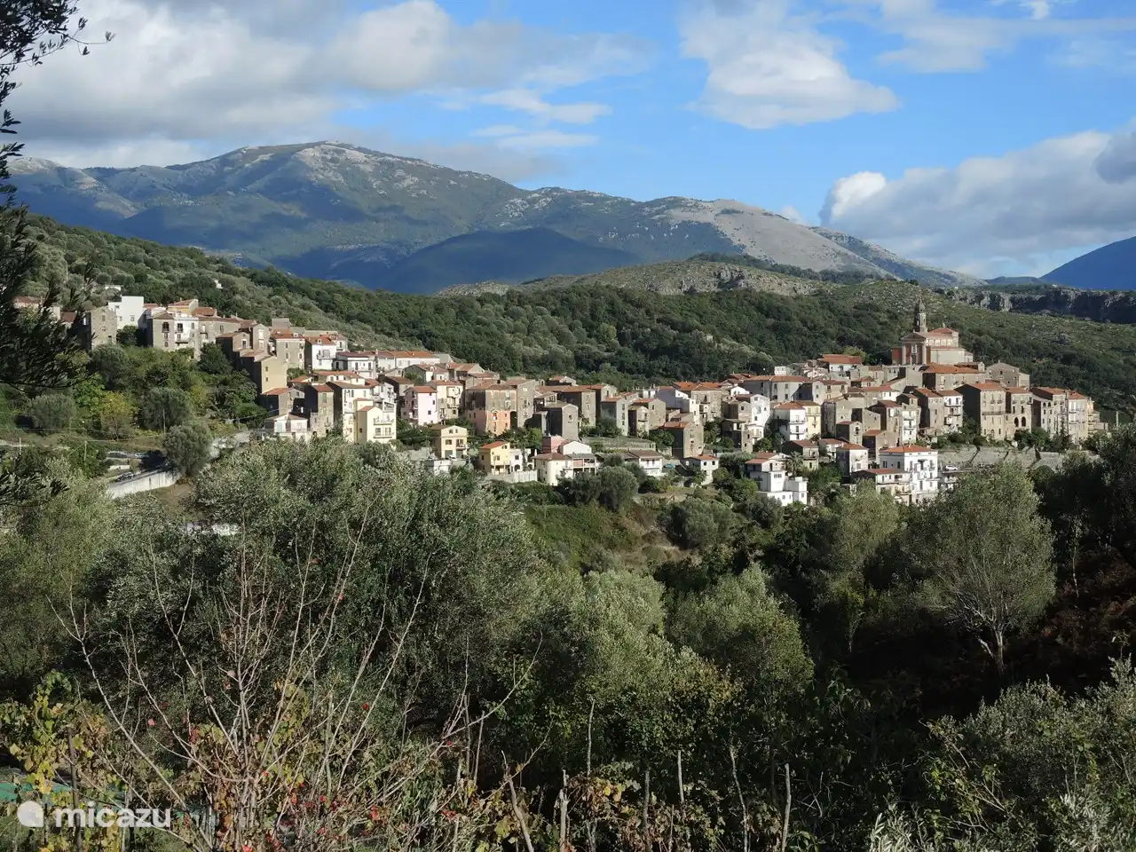 Vibonati es un borgo medieval y está situado sobre una cresta alargada.
Casa La Cappella se encuentra en la parte superior en el extremo izquierdo de la foto.
