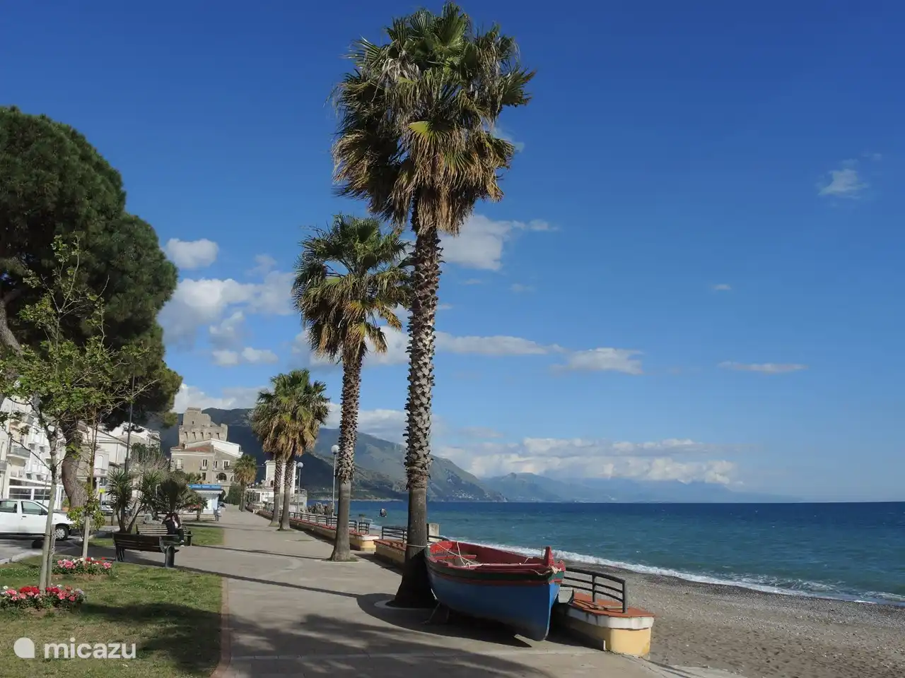 el mar a tres km
playa y bulevar de Villammare