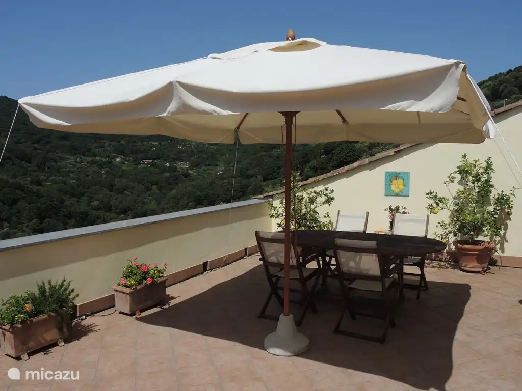 Azotea con vistas panorámicas a las verdes colinas.