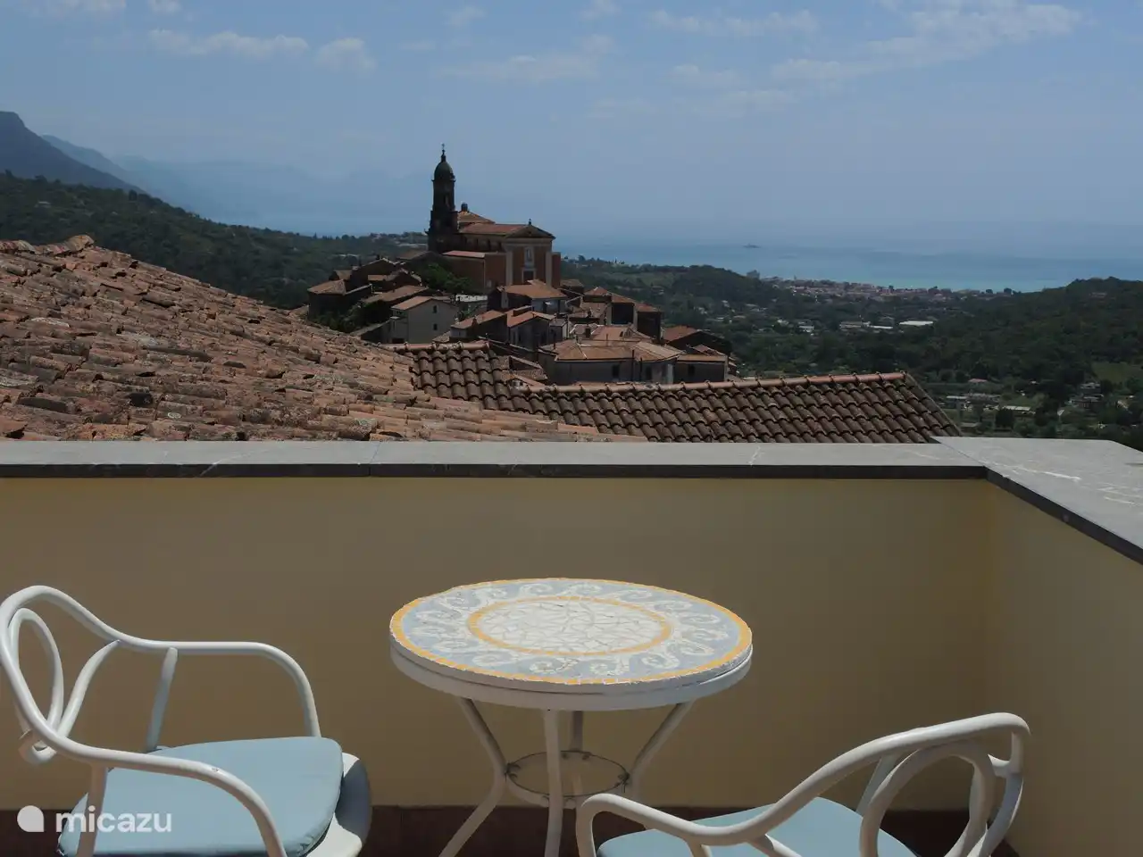 vista al pueblo y al mar en Villammare