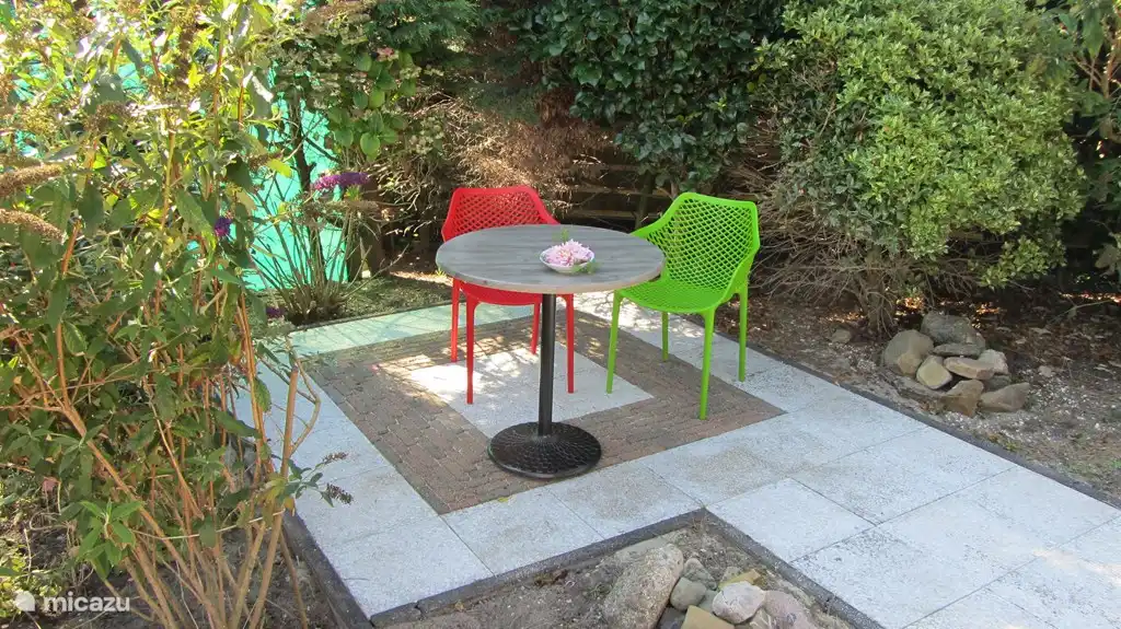 im Hinterhof ruhig sitzen