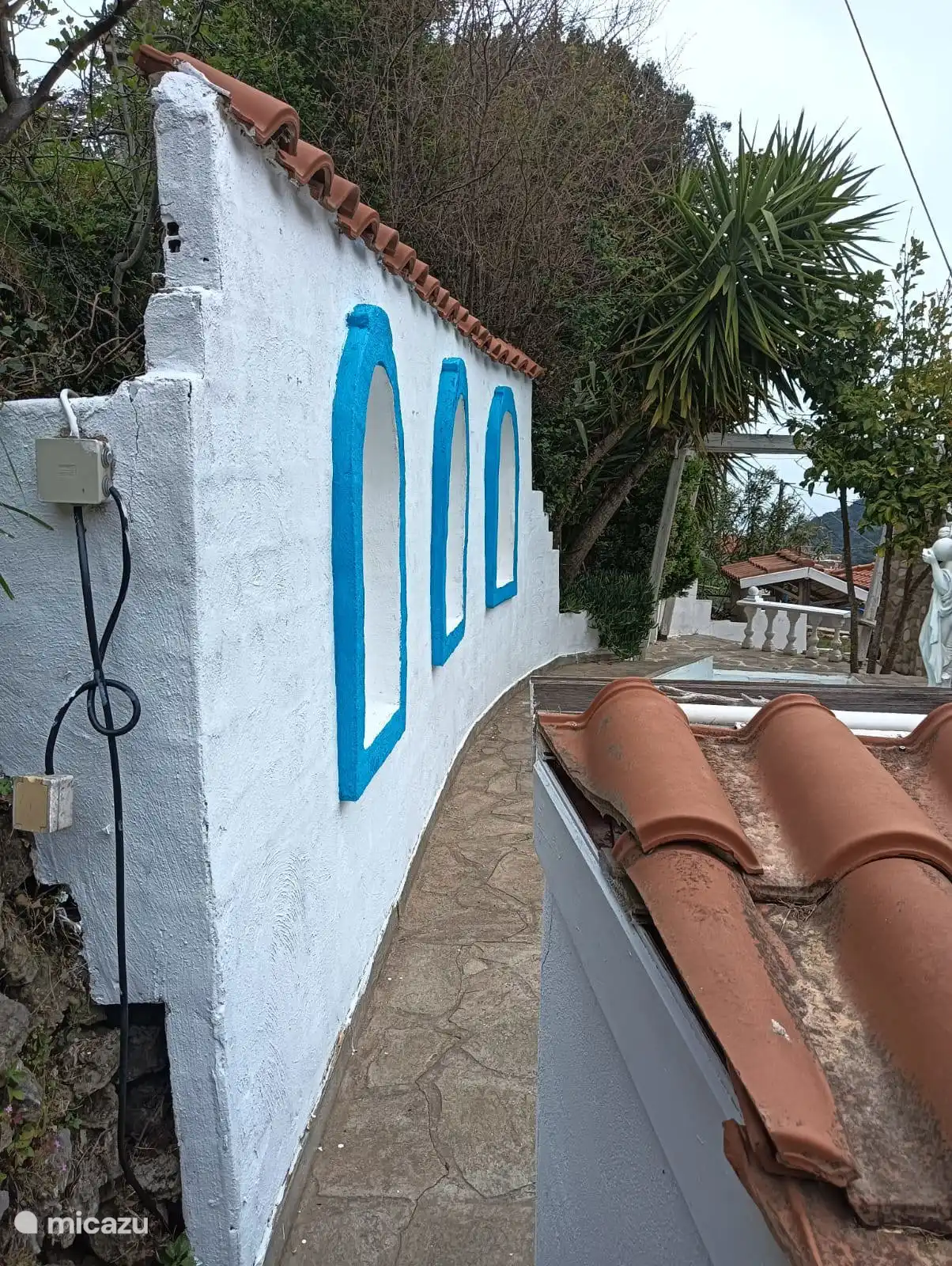 La pared junto a la piscina también ha adquirido un nuevo color