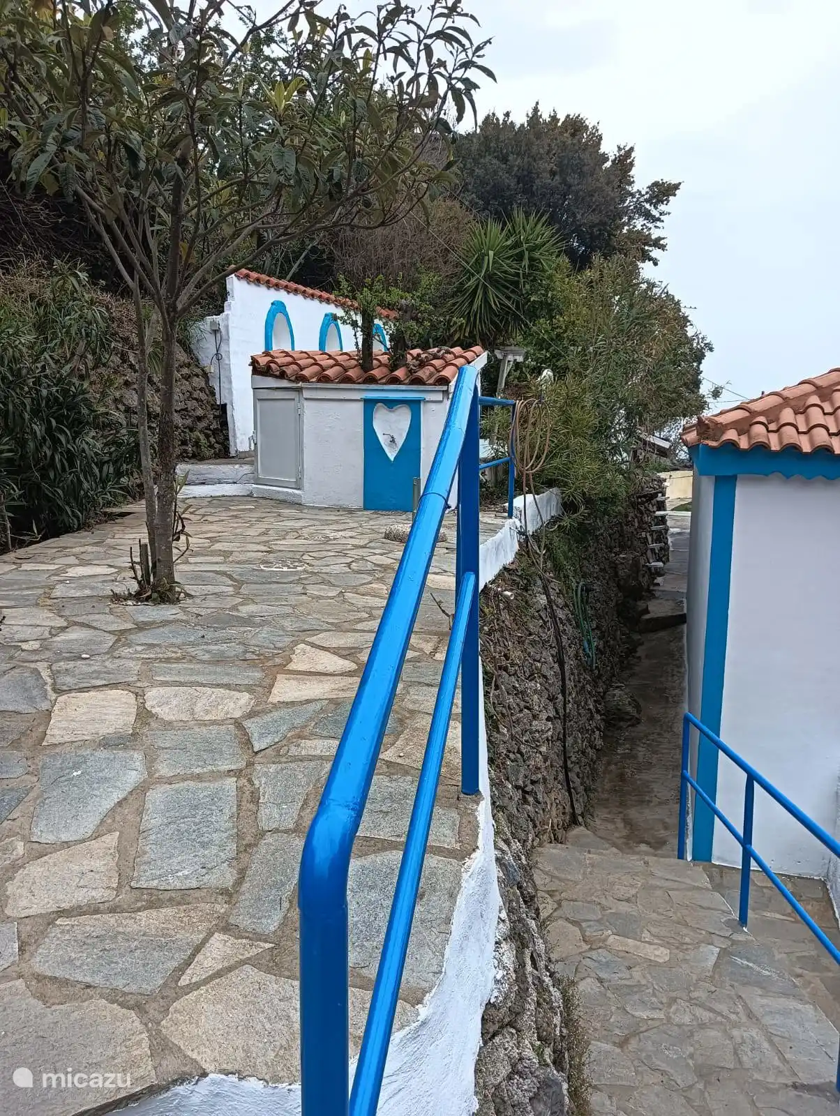 El camino de vuelta a la piscina con la nueva valla 