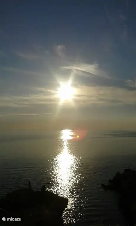 mooie zonsondergang te zien aan de noordzijde van het eiland